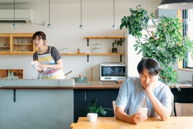 夫を疑う女性